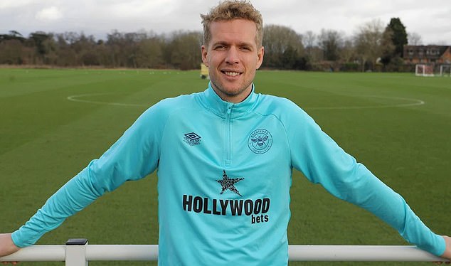 Brentford secure loan deal for ex-Everton goalkeeper Jonas Lossl