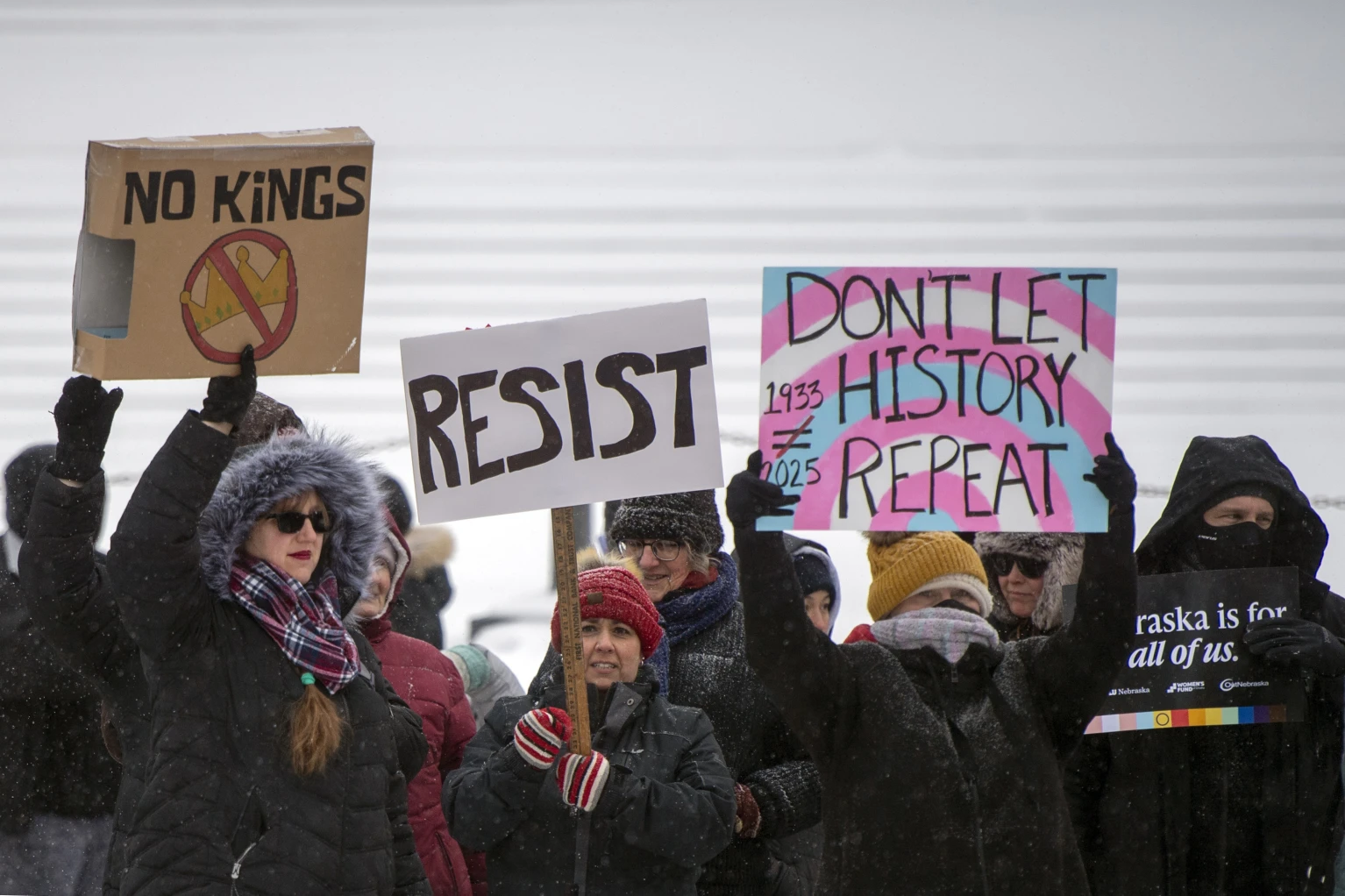 Acciones de Trump prueban límites del poder presidencial y resiliencia de la democracia de EEUU