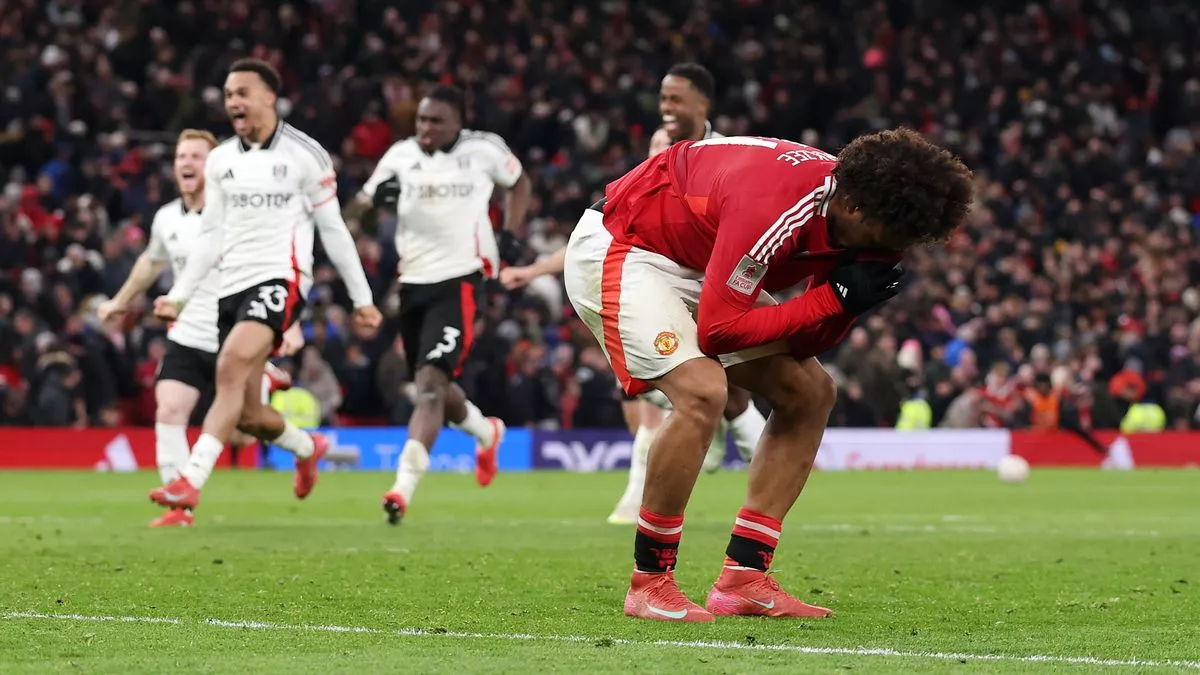 Man Utd fans' response to distraught Zirkzee after penalty miss speaks volumes