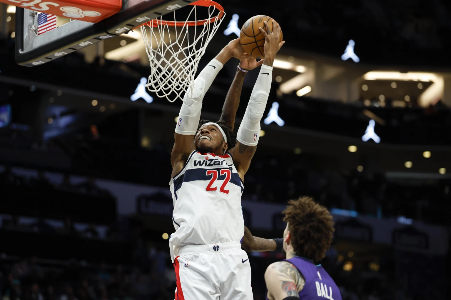 Middleton y Coulibaly anotan 17 puntos cada uno por Wizards, que vencen a Hornets por 113-110