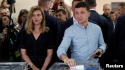 As war rages, Ukraine’s politicians circle presidential ‘electric chair’