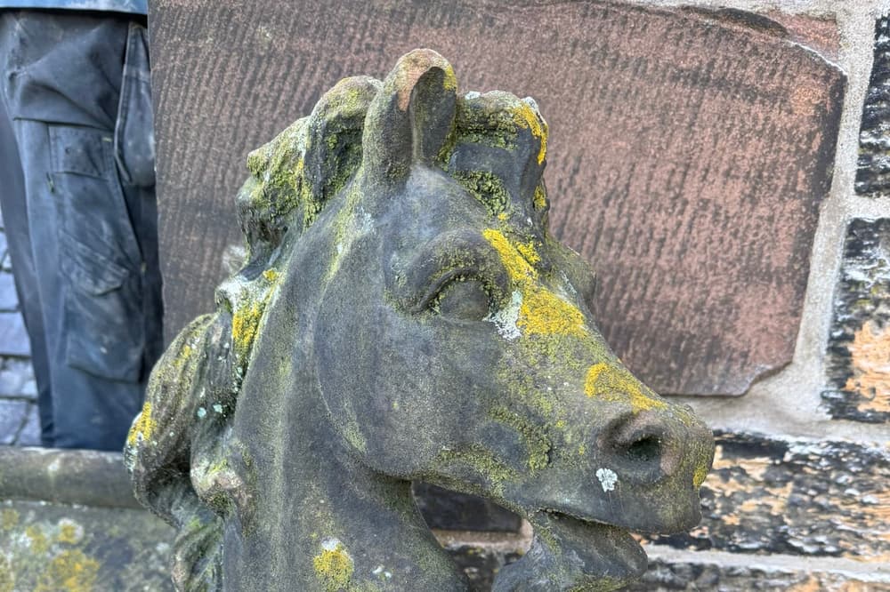 Unicorn sculptures on Royal Mile to have missing horns restored