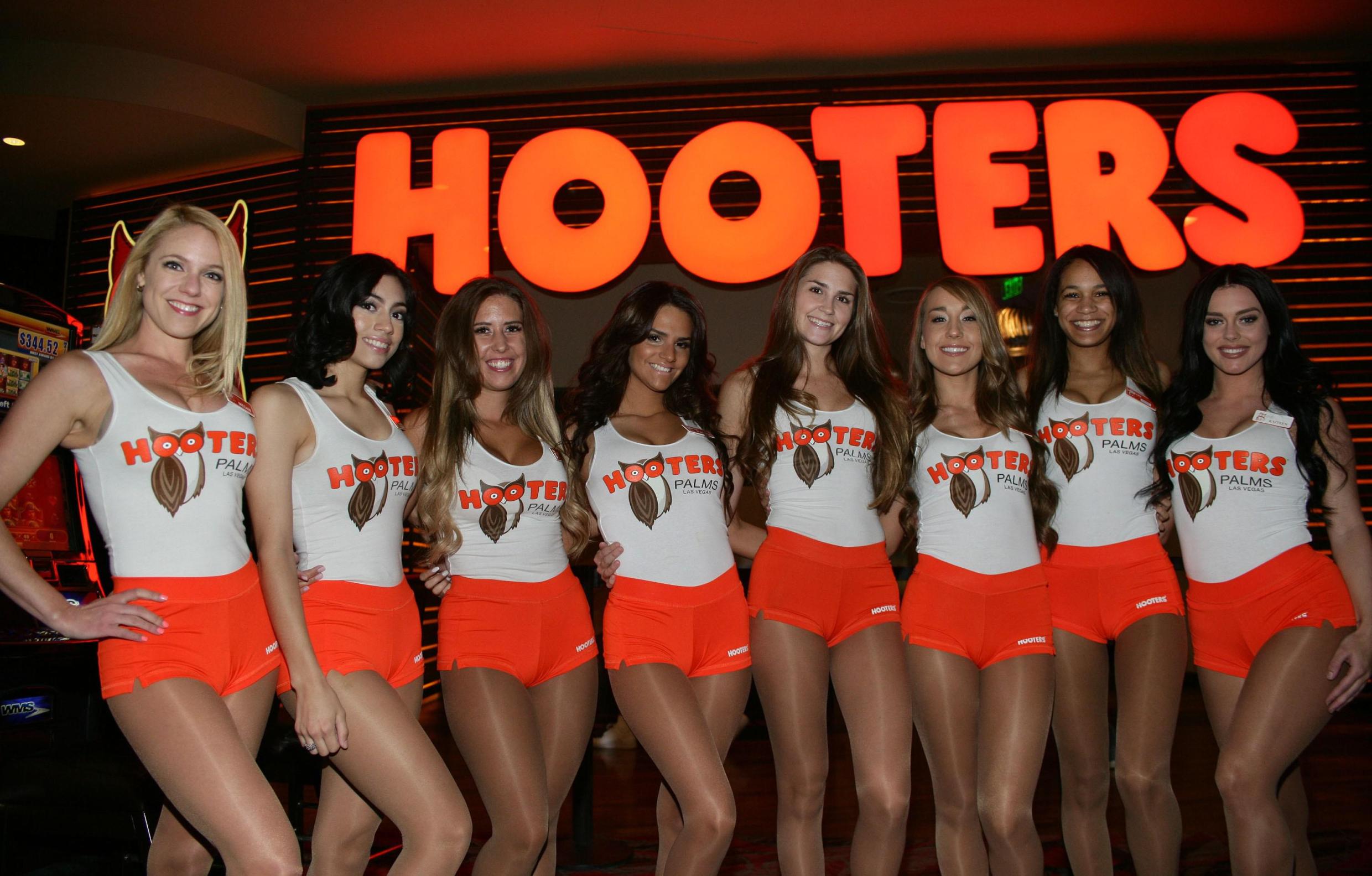 What it’s REALLY like to be a Hooters girl…$800 tips, creepy customers & bizarre rule that instantly got yo...