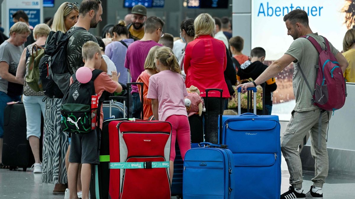 Four major UK airlines' boarding rules with select passengers allowed on first