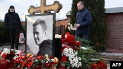 Navalny supporters risk reprisals with memorial events a year after death