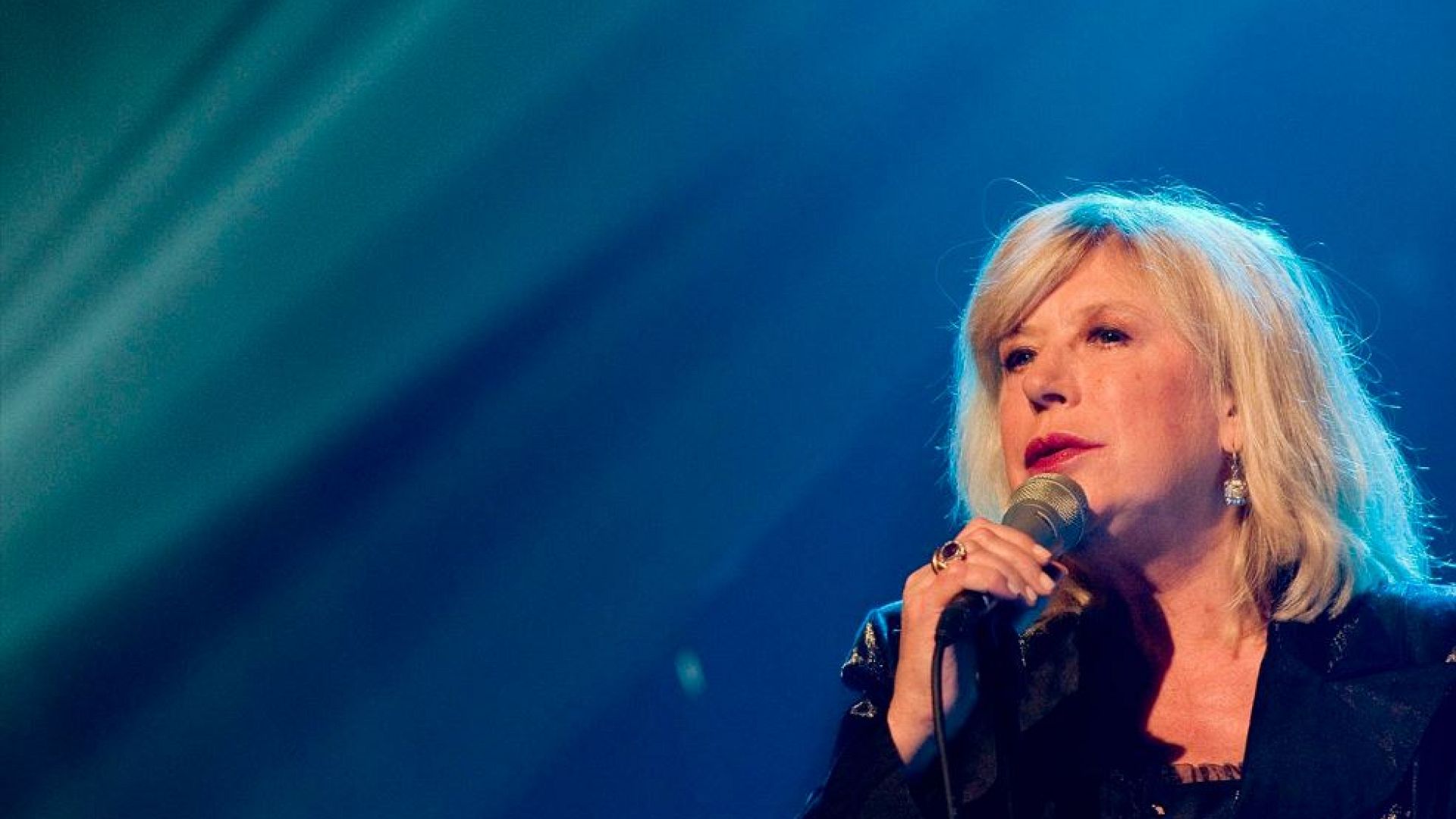 Singer and pop icon Marianne Faithfull dies at 78 