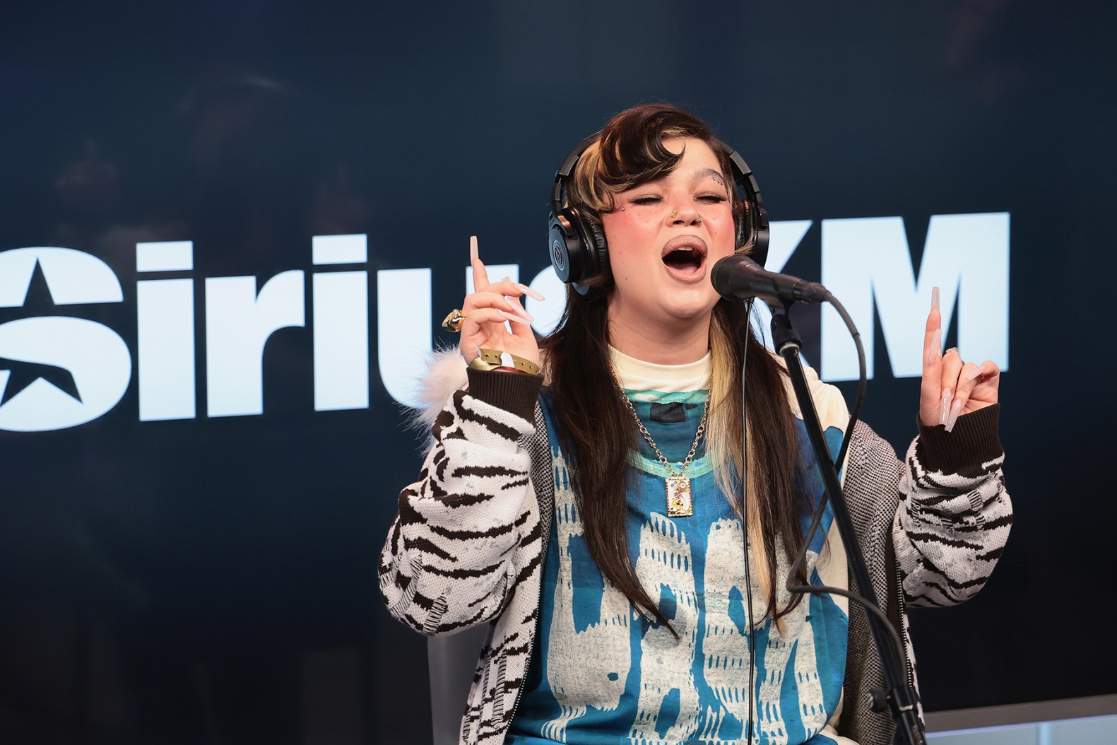 Lola Young Covers Arctic Monkeys 'I Wanna Be Yours' Live at SiriusXM