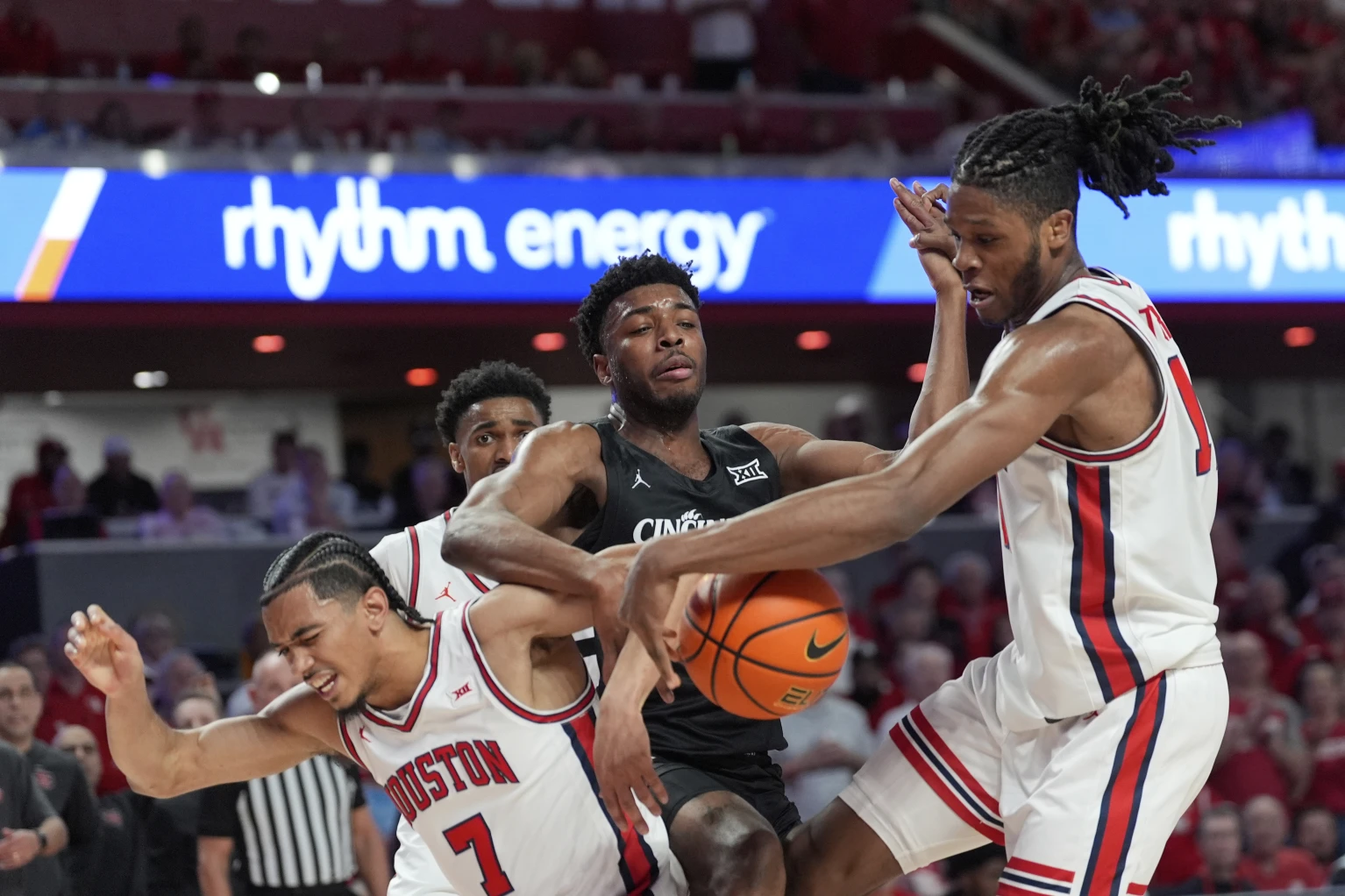 No. 4 Houston clinches Big 12 regular-season title with 73-64 win over Cincinnati