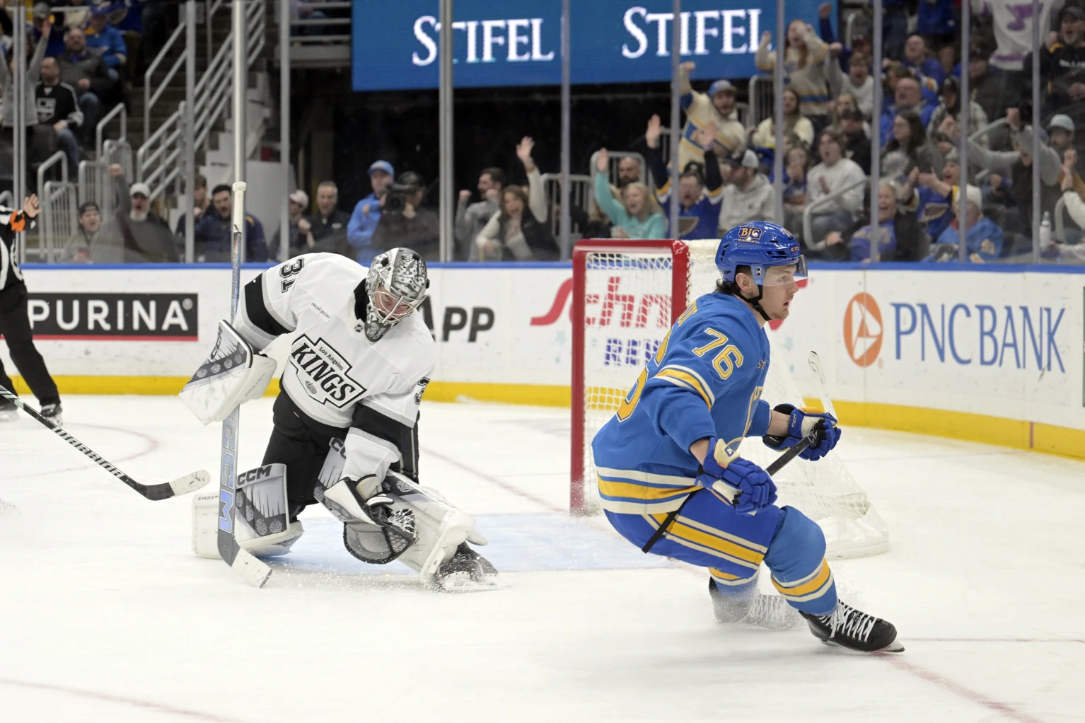 Binnington makes 25 saves as Blues extend streak to 4 with win 4-1 over Kings