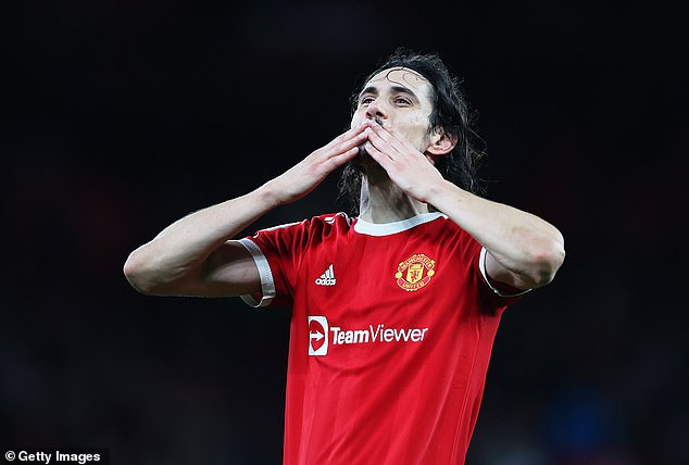 Man United fans fear Cavani is set to leave after waving to supporters