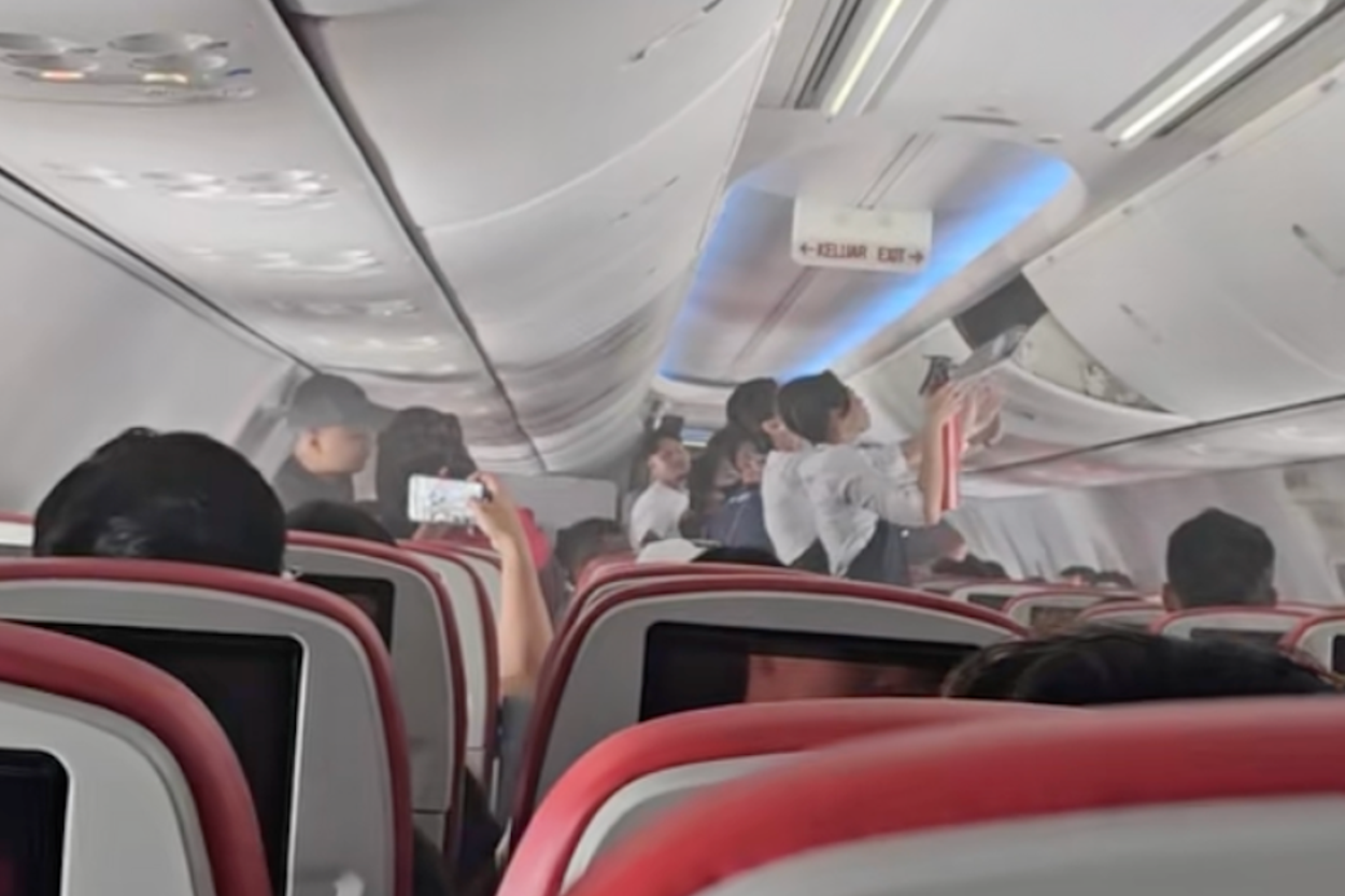 Smoke from power bank fills up plane minutes before landing in Bangkok