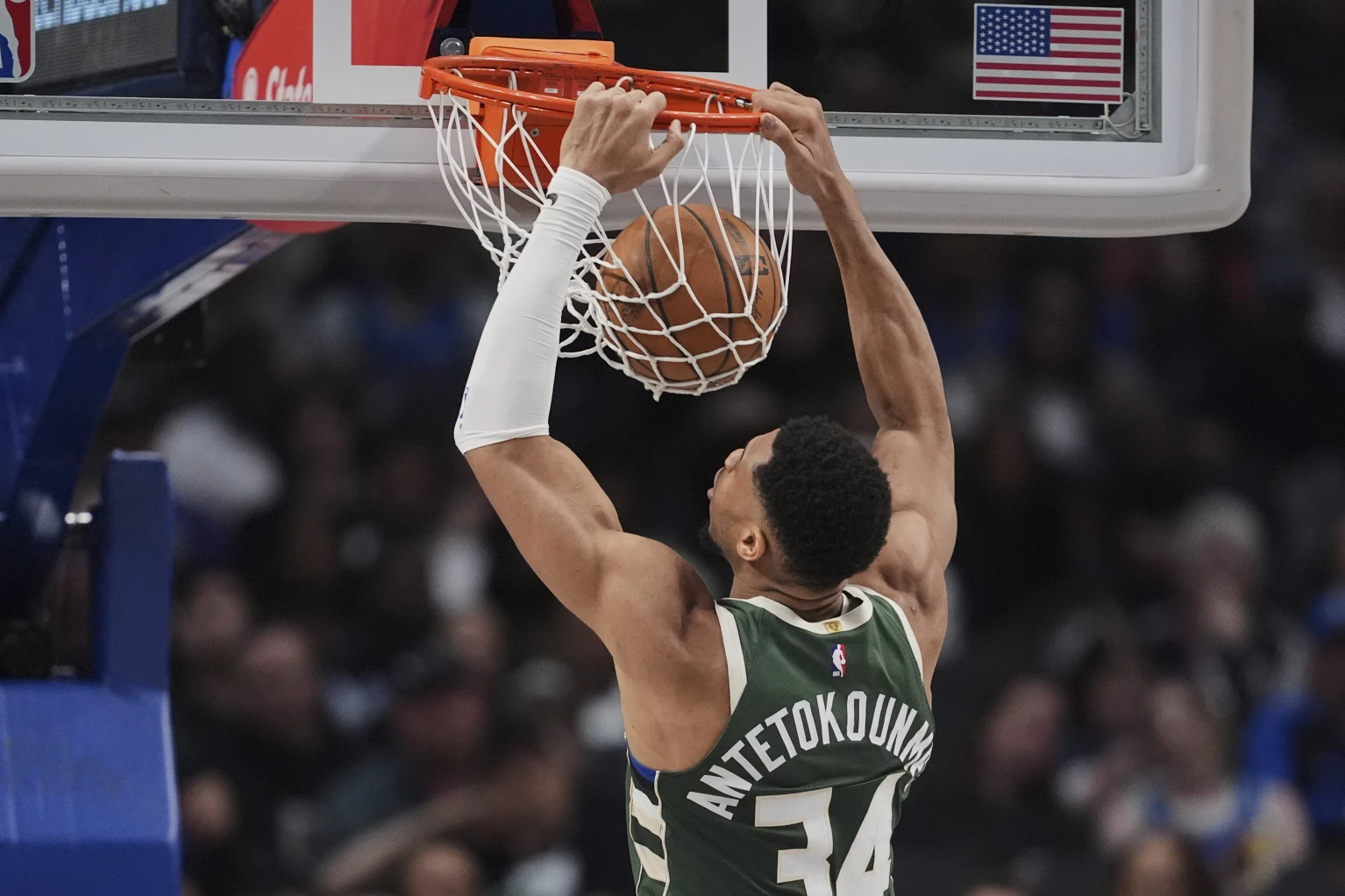 Antetokounmpo y Lillard guían a Bucks a victoria de 132-117 sobre unos Mavericks mermados