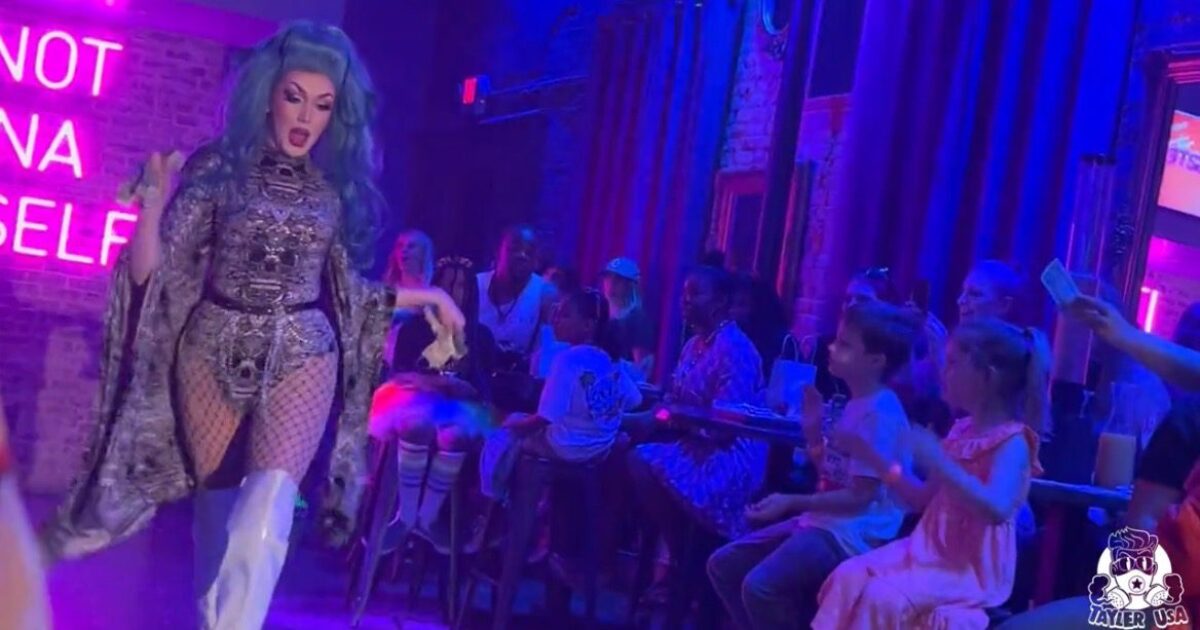 Iowa Republicans Advance Bill to Make Bringing Children to Drag Shows a Felony