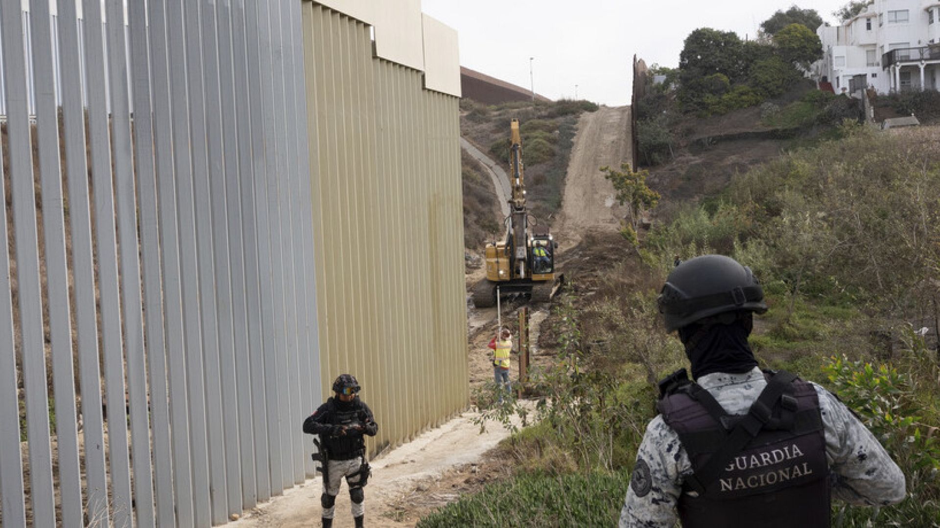 Pentagon deploys 1,500 active duty troops to southern border