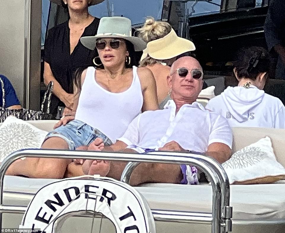 Jeff Bezos and girlfriend Lauren Sanchez kiss on a yacht on St. Barts