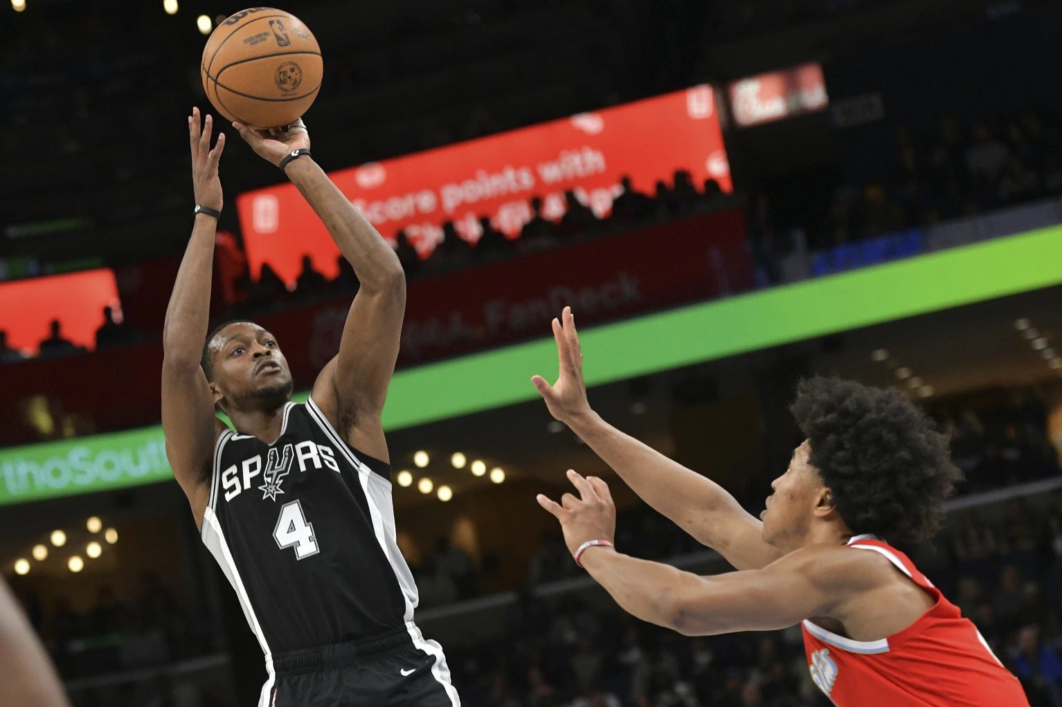 De'Aaron Fox hits 20-footer with 2.6 seconds left in the Spurs' 130-128 victory over the Grizzlies