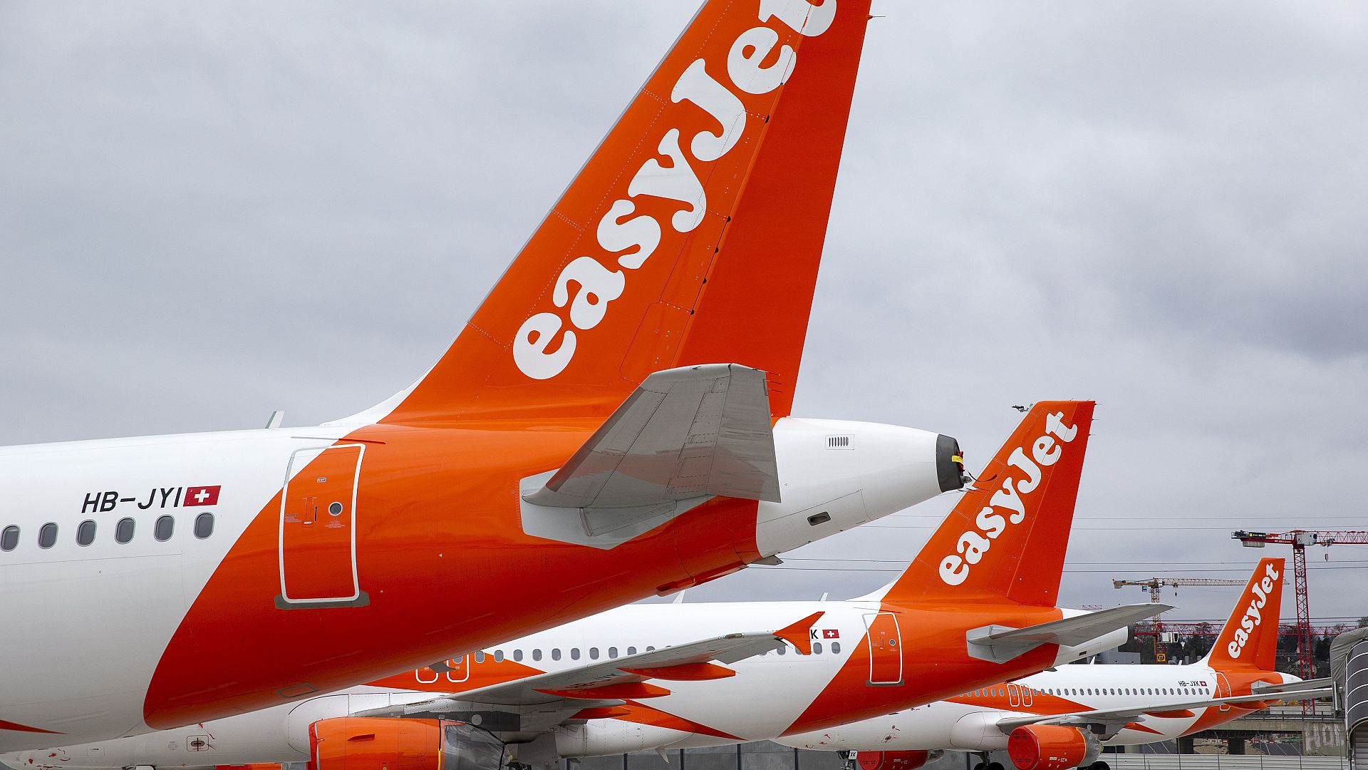 EasyJet's losses ease as airline sees gain in year-end passengers