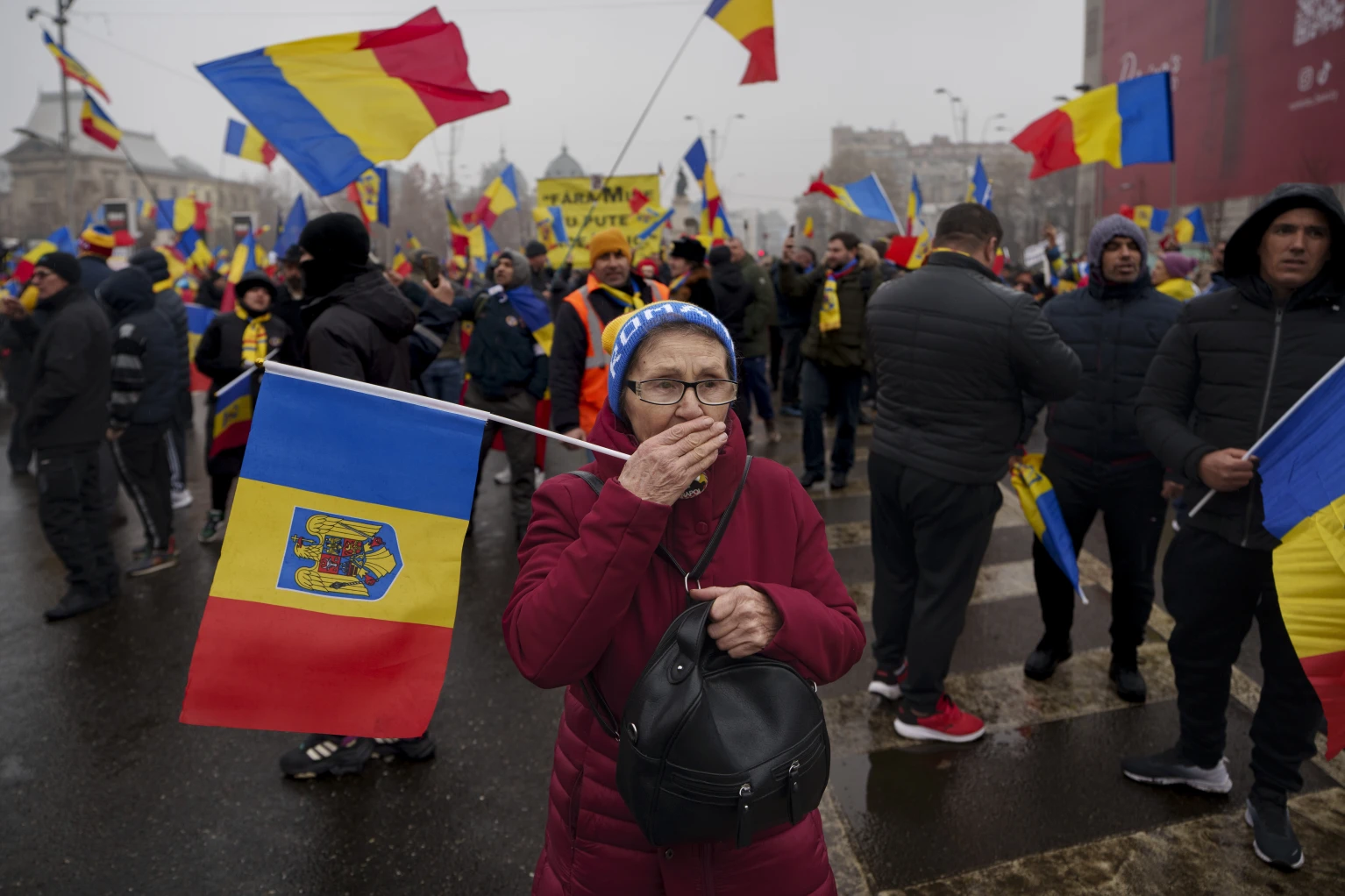 Decenas de miles de manifestantes protestan antes de repetición de elecciones en Rumania