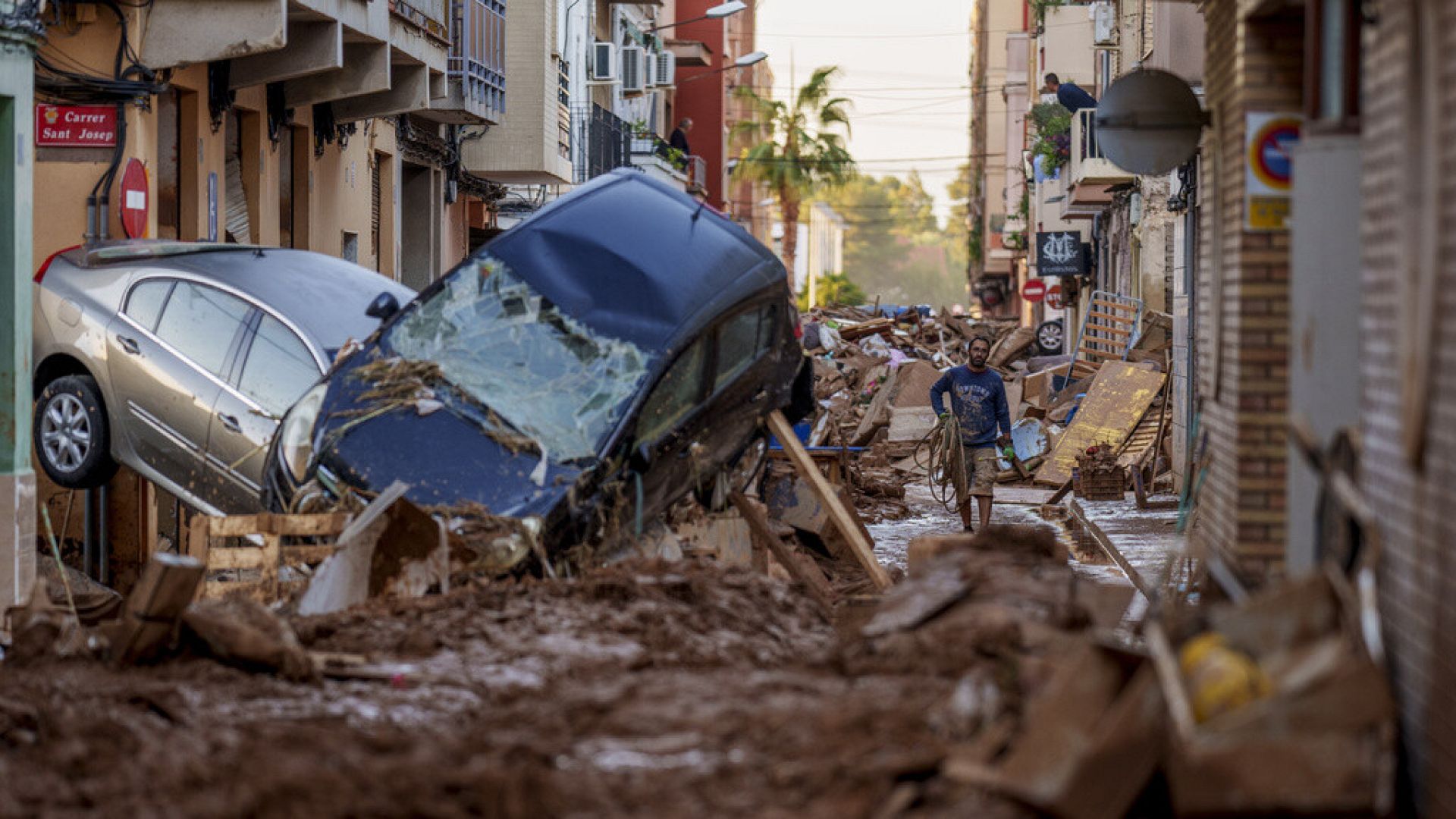 Valencia councillor caught shopping for wine online at flood meeting