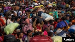 15 dead in India stampede to catch trains to Hindu festival 