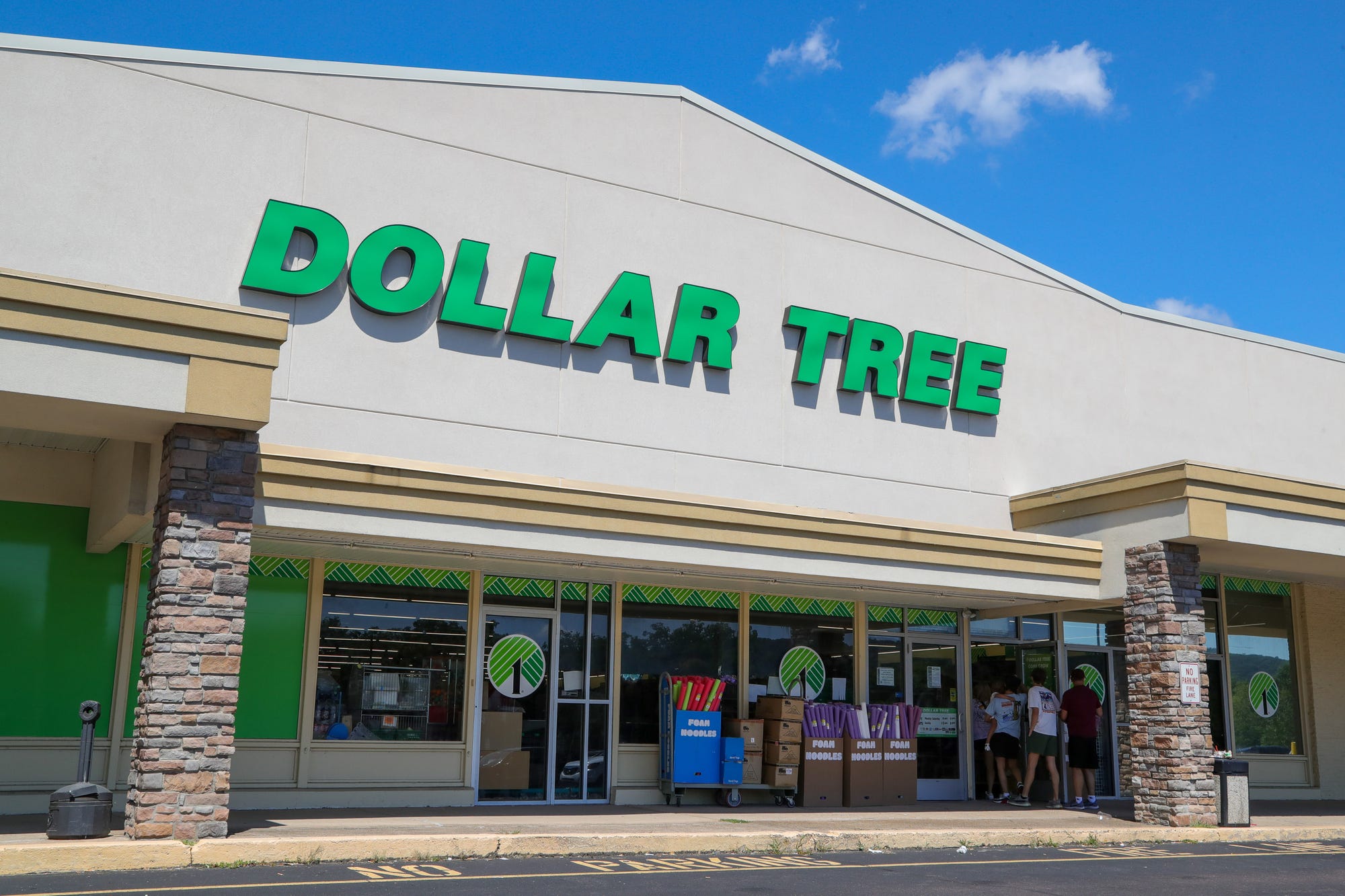 Former Dollar Tree employee shares the 7 things they never buy at the discount chain