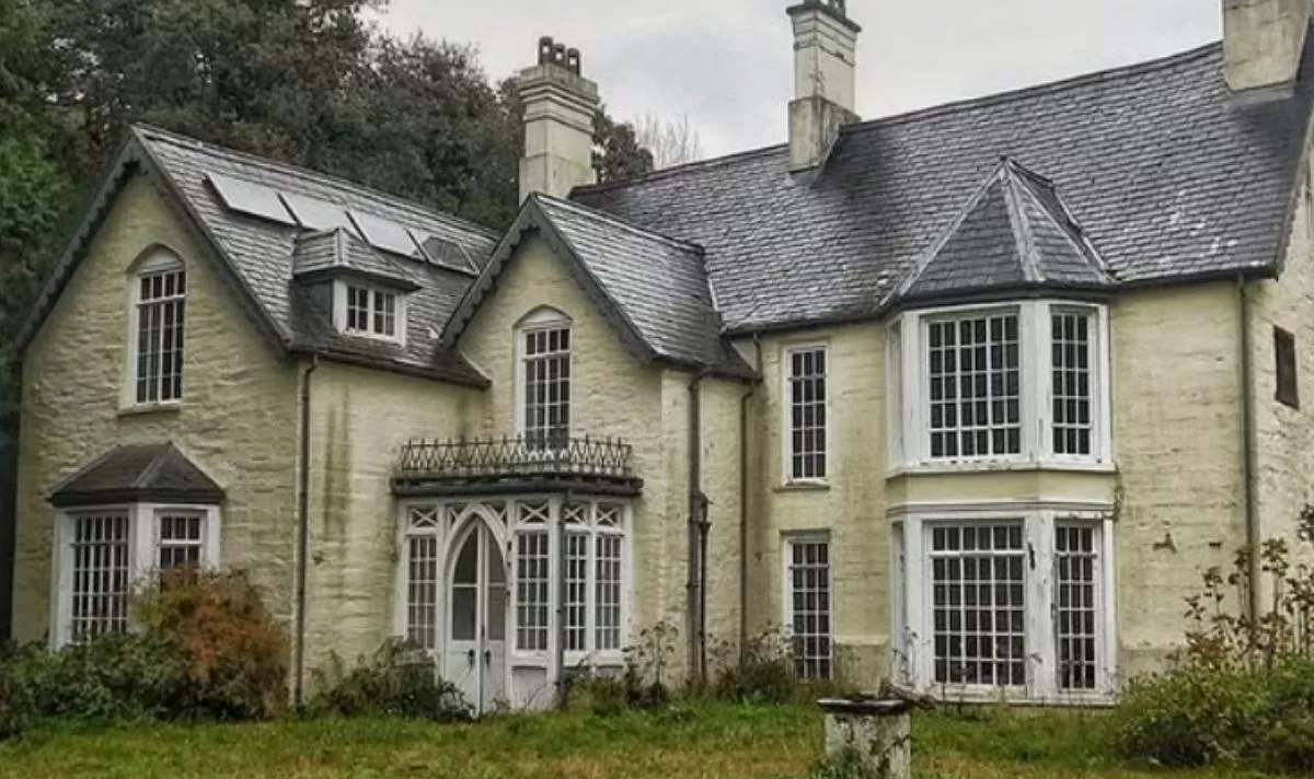 Inside abandoned mansion left to rot with servants’ hidden rooms