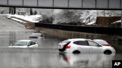 'Life-threatening cold' hits parts of US following deadly weekend flooding